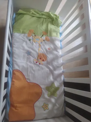 Cuna Micuna blanca con dibujo de jirafa