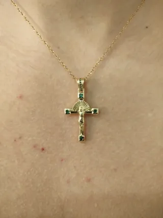 Collar con colgante de cruz de acero inoxidable.
