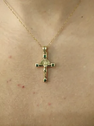 Collar con colgante de cruz de acero inoxidable.