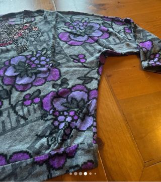 Maglia donna vintage grigia con fiori viola