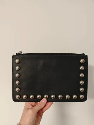 Bolso de mano negro con tachuelas