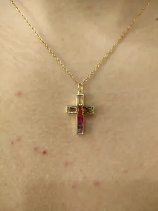 Collar con colgante de cruz de acero inoxidable.