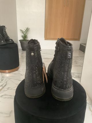 Botas negras con brillo