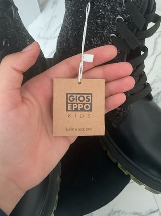 Botas negras con brillo