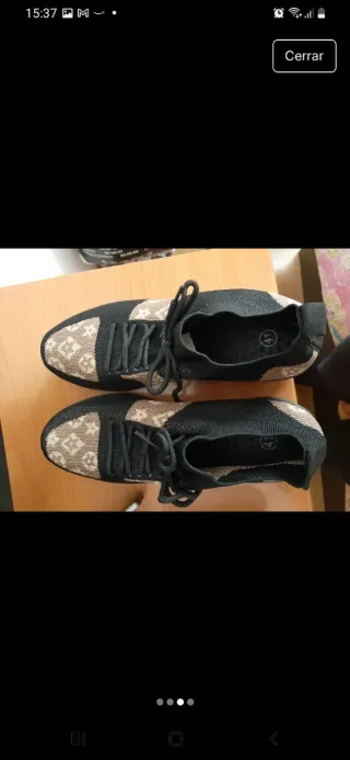 Zapatillas deportivas negras y beige