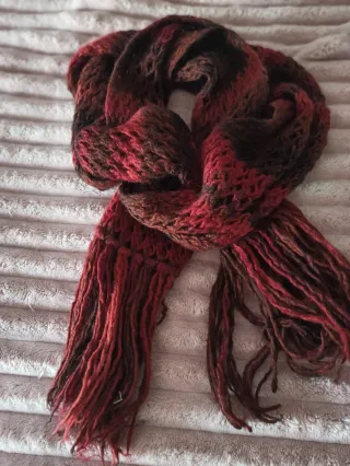 Bufanda tejida con flecos