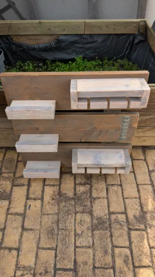 Scaffale in legno per bottiglie e calici da vino