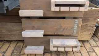 Scaffale in legno per bottiglie e calici da vino