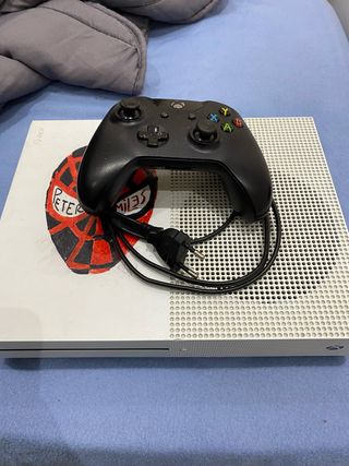 Xbox One S con controller e cavi