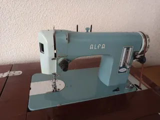 Mueble Singer Alfa con máquina de coser
