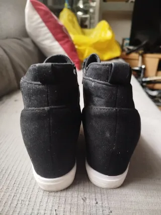 Botín cuña interior negro