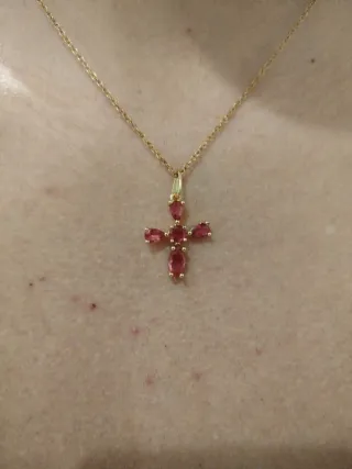 Collar con colgante de cruz de acero inoxidable.