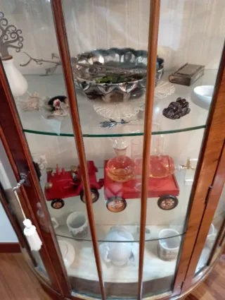 Vetrinetta a mezzaluna in piuma di noce