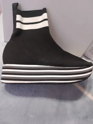 Scarpe Bata nere con linee bianche