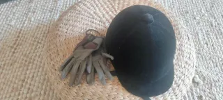 Casco y guantes hípica