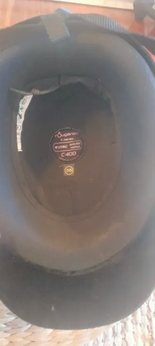 Casco y guantes hípica