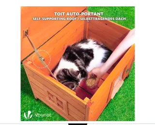 Casa de madera para gatos con tejado verde