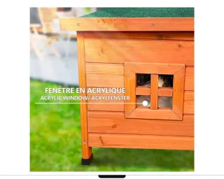 Casa de madera para gatos con tejado verde