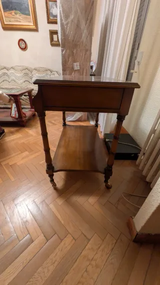 Mesa de salón de madera