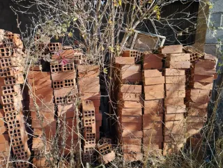 Ladrillos de obra para construcción.