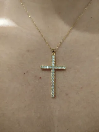 Collar con colgante de cruz de acero inoxidable.