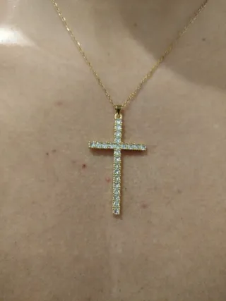 Collar con colgante de cruz de acero inoxidable.