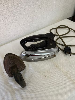 Plancha antigua de hierro y metal con cable