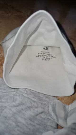 Pack Ropa Bebé: Zapatos, Gorro, Babero