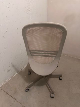 Silla de escritorio con ruedas beige