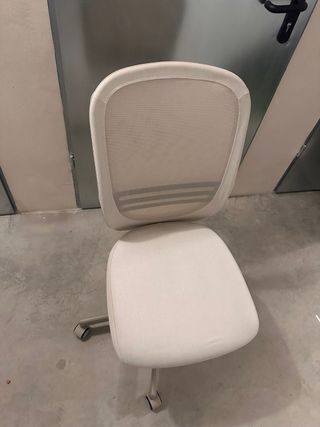 Silla de escritorio con ruedas beige