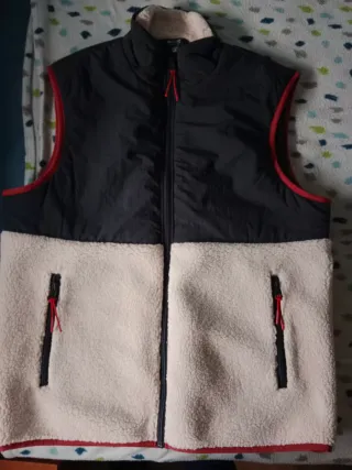 Chaleco beige y negro con cremallera