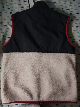 Chaleco beige y negro con cremallera