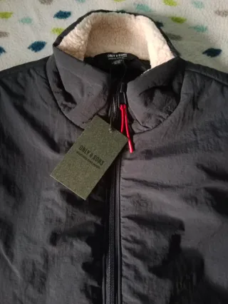 Chaleco beige y negro con cremallera