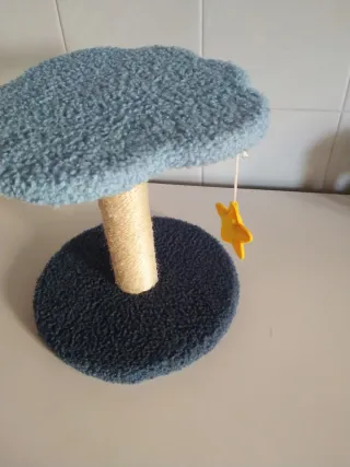 Rascador para gatos con juguete