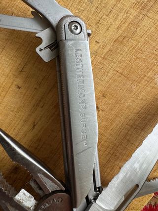 Navaja Leatherman Surge Argento
