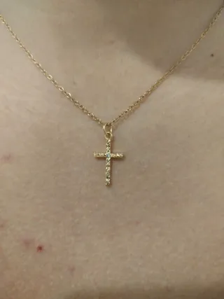 Collar con colgante de cruz de acero inoxidable.