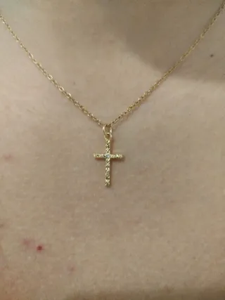Collar con colgante de cruz de acero inoxidable.