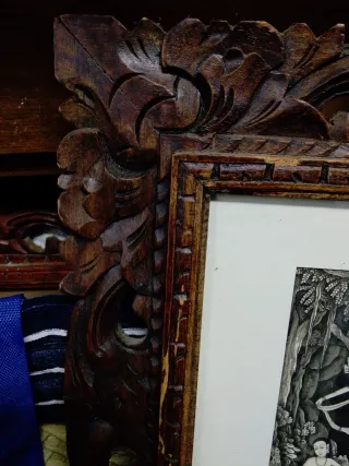 Pareja de marcos tallados con escenas