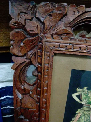 Pareja de marcos tallados con escenas