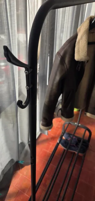 Burro de ropa metálico negro