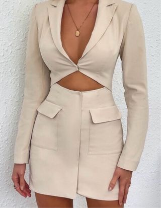 Vestido blazer/traje beige escote cruzado T.S
