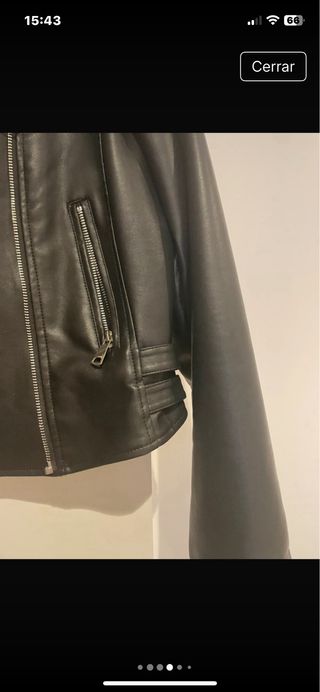 Cazadora polipiel negra con tachuelas