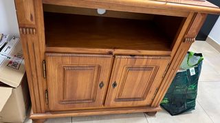 Mueble vintage de madera con estantes