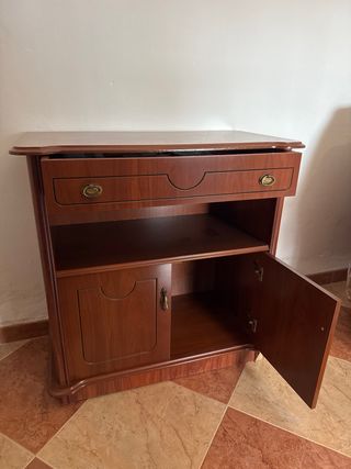 Mueble de madera con cajón y puertas