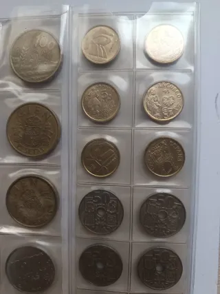 Hoja álbum con monedas