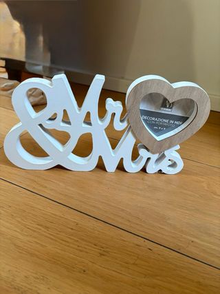 Cornice Mr & Mrs con cuore in legno.