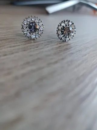 Pendientes plateados con pedrería