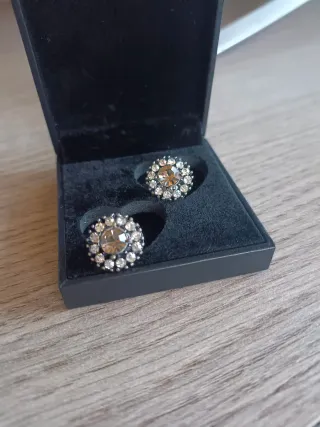 Pendientes plateados con pedrería