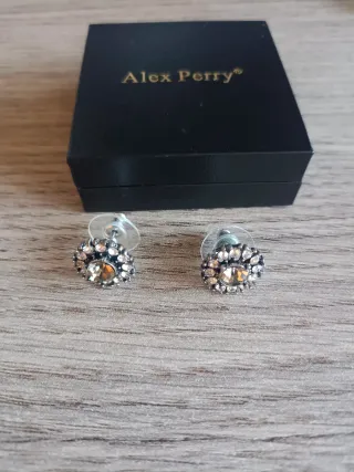 Pendientes plateados con pedrería