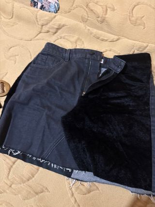 Falda vaquera negra con detalle de pelo